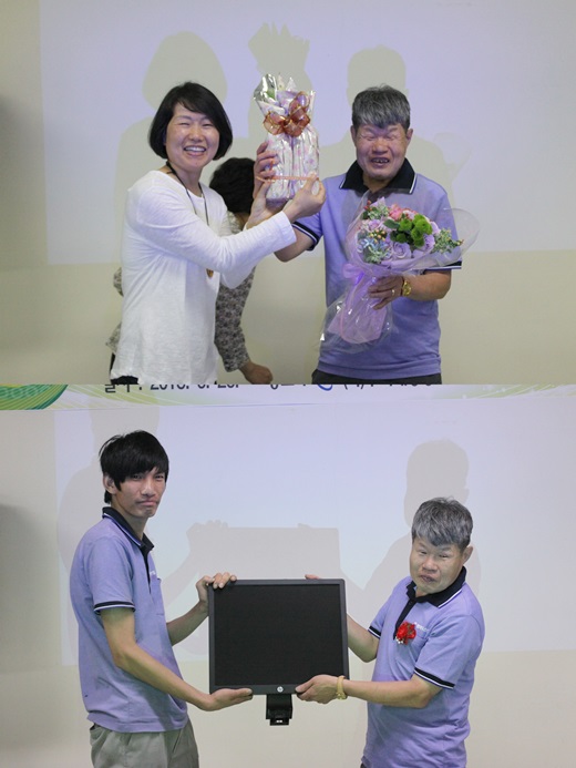 정년퇴임식에서 직원들로부터 선물을 받기도, 동료들을 위해 PC모니터를 기증한 문삼세씨. 엠마우스산업 설립이래 첫 열린 정년퇴임식은 축제 그 자체였다.ⓒ에이블뉴스