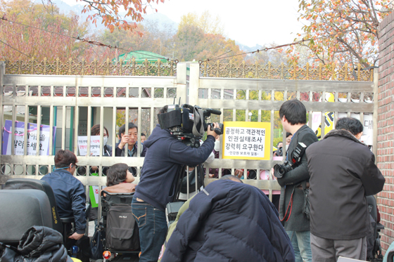 인강원 공대위 관계자가 박필숙 원장에게 항의서한을 전달하기 위해 인강원 진입을 시도하고 있다.ⓒ에이블뉴스