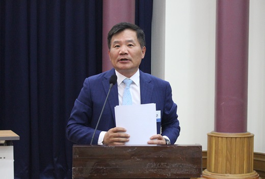 법무법인 율촌 윤홍근 변호사가 지난 1일 국회의원회관에서 열린 ‘성년후견제 시행2년 점검 심포지엄’에서 발제를 하고 있다. ⓒ에이블뉴스