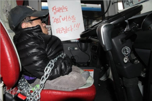 장애인 시외이동권 보장을 촉구하는 장애인.ⓒ에이블뉴스DB