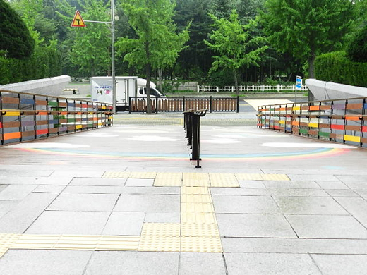 정현관 앞에 새로 설치된 경사로의 경우 손잡이 끝나는 밑에 점자유도블록이 있어 시각장애인들이 부딪칠 위험 있다. ⓒ박종태