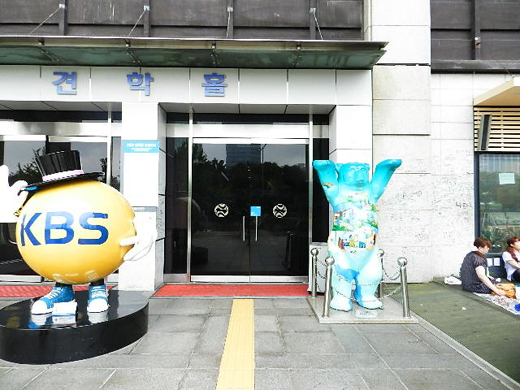 견학홀 출입문 앞 점자유도블록이 카페트로 덮여 있다. ⓒ박종태