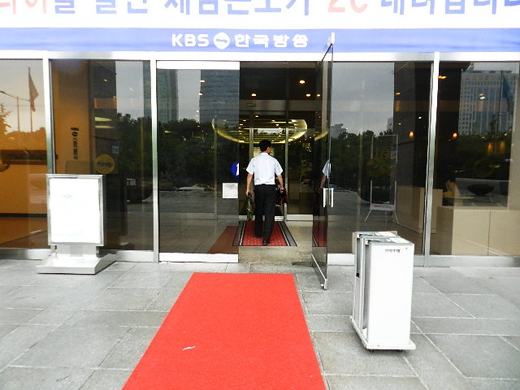 정현관 출입문 앞에도 점자유도블록이 없다. ⓒ박종태