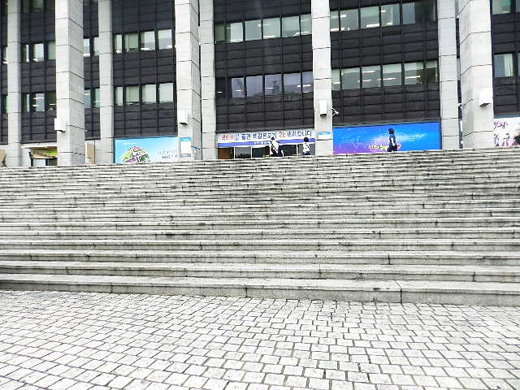 정현관 앞 계단에 점자유도블록이 없다. ⓒ박종태