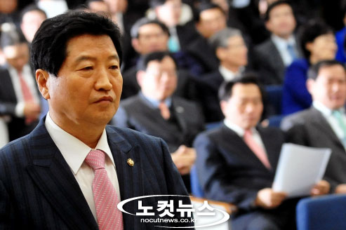 청와대발 세종시 중대결단 발언을 놓고 야권이 강하게 반발하며 파문이 확산되고 있는 가운데 2일 오후 서울 여의도 국회의사당에서 열린 한나라당 의원총회에서 안상수 원내대표가 발언을 하려고 연단으로 향하고 있다. ⓒ오대일 기자/노컷뉴스