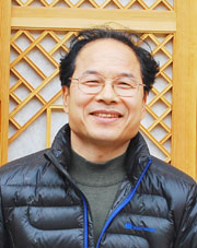 농아인 목공예자, (한국농아인협회 경기도협회 시흥시지부 이사) 손준호씨 . ⓒ한국장애인개발원