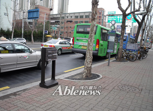 641번 저상버스가 지나는 영등포 방사선과 정류장. 가로수와 생활정보지 배부대가 승하차 지점을 차지하고 있다. ⓒ에이블뉴스