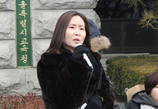 한국육영학교 김성민 군의 어머니 이영미씨가 발언을 하고 있다. ⓒ에이블뉴스