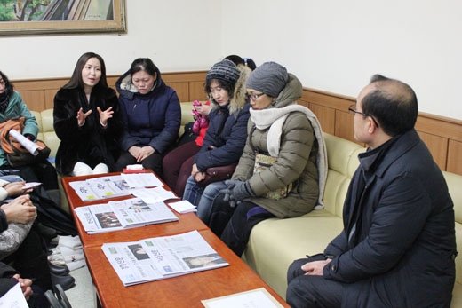 한국육영학교학부모회, 장애인차별금지추진연대가 서울시교육청에서 장학관과 면담을 갖고 있다. ⓒ에이블뉴스
