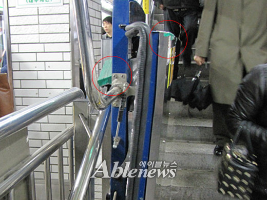 노후되고 고장이 잦은 휠체어리프트에 녹색 스카치테이프가 붙여져 있다. ⓒ박종태