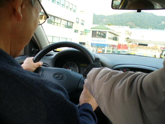 사공재환씨가 시험관과 함께 운전. ⓒ이복남
