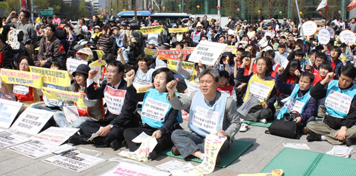 420장애인차별철폐공동투쟁단이 "장애인의 보편적 권리를 보장하라"고 요구하며 서울 보신각 앞에서 투쟁결의대회를 열고 있다. ⓒ에이블뉴스