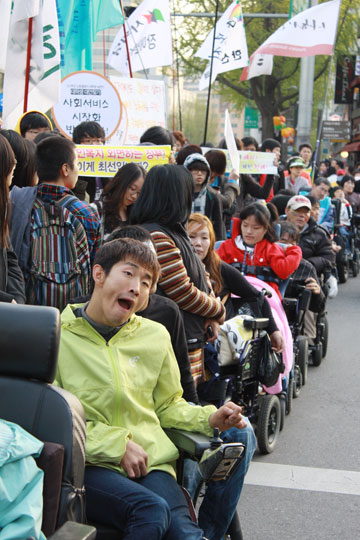 장애인의 날인 4월 20일 420장애인차별철폐공동투쟁단 회원들이 도로행진을 하며 복지부로 향하고 있다. ⓒ에이블뉴스