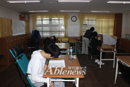 지난 2010년도 대학수학능력시험에 응시한 뇌병변장애 수험생 모습. ⓒ에이블D.B 