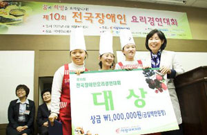 대상을 거머쥔 동천의 집 '배쌈에 무쳐'팀이 상금 100만원을 받고 있는 모습. ⓒ사랑의복지관