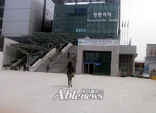 우측 입구로 들어가면 장애인, 노약자를 위한 엘리베이터가 있다. ⓒ정현석