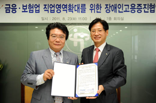 한국장애인고용공단 이성규 이사장(좌)과 미래에셋생명(주) 이상걸 대표이사 사장이 업무협약을 체결한 뒤 기념촬영을 갖고 있다. ⓒ한국장애인고용공단
