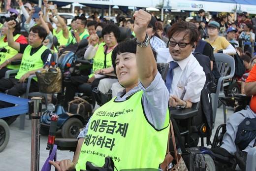 광화문농성 3주년 투쟁결의대회에 참석한 장애인이 장애등급제 폐지를 촉구하고 있다. ⓒ에이블뉴스