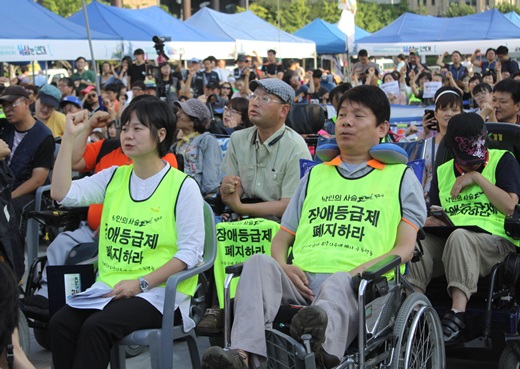 21일 광화문농성 3주년을 맞아 열린 투쟁결의대회에서 참가자들이 구호를 외치고 있다. ⓒ에이블뉴스