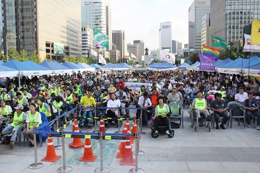 장애등급제·부양의무제폐지 공동행동이 광화문농성 3년을 맞아 21일 개최한 투쟁결의대회 전경. ⓒ에이블뉴스