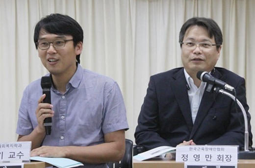 (왼쪽부터)목원대학교 사회복지학과 김동기 교수, 한국근육장애인협회 정영만 회장.ⓒ에이블뉴스