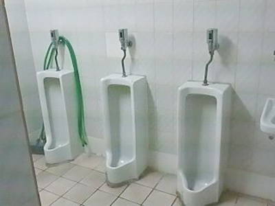 남자화장실 소변기에 손잡이가 설치돼 있지 않다. ⓒ박경태&#13;&#10;