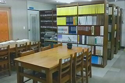 공간부족으로 열람실과 서지실이 분리되어 있지 않다. ⓒ박경태