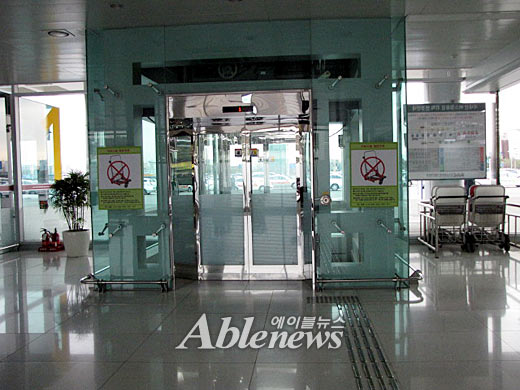 지하철에서 곧바로 여객청사로 올라올 수 있는 엘리베이터가 설치돼 장애인 등 교통약자의 접근성이 편리해졌다. 버튼 앞까지 연결되는 점자블록은 스테인리스 재질로 설치돼 개선이 필요하다. ⓒ박종태