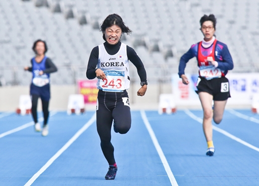 지난해 열린 제33회 전국장애인체육대회에서 전민재 선수가 결승점에 들어오고 있다. ⓒ에이블뉴스DB