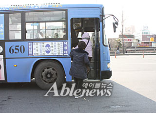 버스를 도로에 세워버리면 목발을 사용하는 장애인은 절대 탈 수가 없다. 버스를 인도 가까이 세우는 문화부터 정착해야한다. ⓒ에이블뉴스
