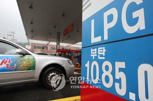 LPG 가격 또 인상
(서울=연합뉴스) 박지호 기자 = 2일 가스업계에 따르면 LPG를 수입해 국내 공급하는 SK가스, E1 등은 7월 LPG 공급가격을 kg당 70원 안팎 올렸다. 이에 따라 ℓ단위로 판매하는 충전소 차량용 부탄가스 가격이 지난 달 처음으로 1000원대를 돌파한데 이어 7월에도 계속 1000원대 가격 수준을 유지하게 돼 LPG를 연료로 사용하는 택시 등 LPG차량 운전자들의 연료비 부담이 늘게 됐다. 사진은 이날 오후 서울 서초동의 한 LPG충전소의 모습.

   jihopark@yna.co.kr 