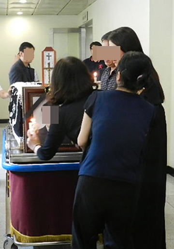 숨진 지씨의 어머니가 영정을 붙들고 오열하고 있다. ⓒ박종태