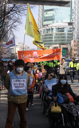 26일 열린 '제11회 전국장애인대회' 행사가 끝난 뒤 장애인들이 SK브로드밴드와 LG유플러스 협력업체 비정규직 노동자들이 고공농성을 벌이고 있는 명동까지 행진을 하고 있다. ⓒ에이블뉴스