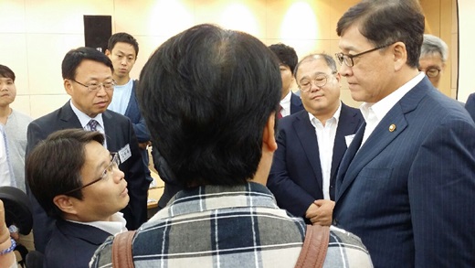 22일 여의도 이룸센터에서 열린 '장관과의 대화' 이후 정진엽 장관을 찾은 한국근육장애인협회 정영만 회장과 부모들.ⓒ에이블뉴스
