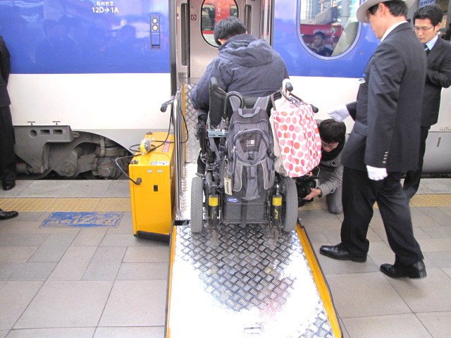 전동휠체어 사용 장애인이 전동리프트를 이용, KTX-2에 탑승하고 있다. ⓒ에이블뉴스DB