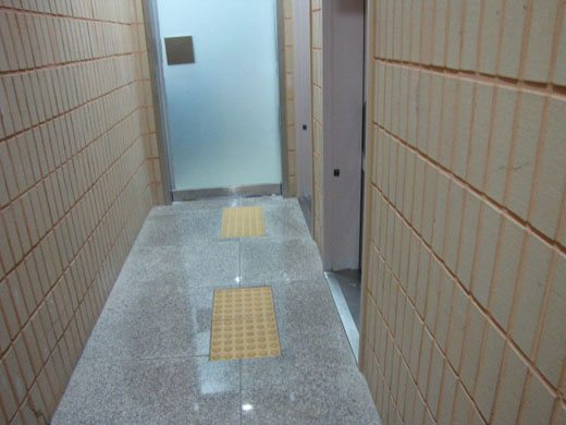 1층 남녀공중화장실 안의 남녀장애인화장실은 입구가 좁아 전동휠체어 및 전동스쿠터의 출입이 힘들어 보였다. ⓒ박종태