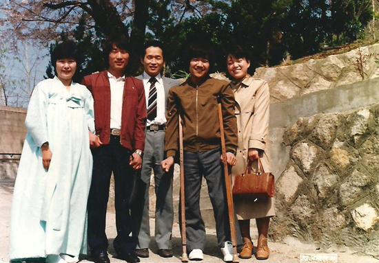 양지재활원 복천동 시절, 왼쪽에서 두번째 탁정호씨, 세번째 신익균 원장 ⓒ이복남