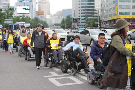 8일 오후 故송국현씨 분향소가 마련된 국가인권위원회 앞에서부터 시작된 행렬이 광화문 광장까지 이어지고 있다. ⓒ에이블뉴스