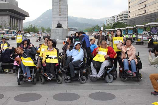 광화문 광장에 모인 장애인과 시민들이 활동지원제도 신청자격을 제한하는 장애등급제에 대해 비판의 목소리를 높이고 있다. ⓒ에이블뉴스