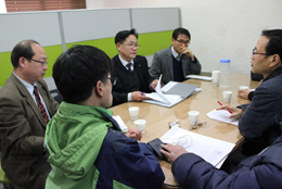광진구청 실무자와 면담을 갖고 있는 장애인단체 대표단. ⓒ에이블뉴스DB