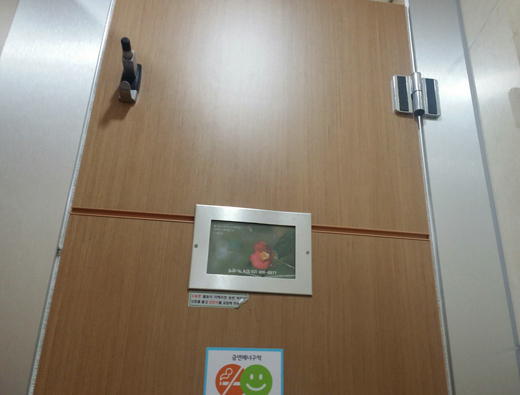 이룸센터 화장실 안의 모습.화장실 옷걸이가 높게 달려있다.ⓒ에이블뉴스