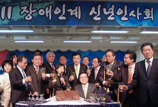한국장애인단체총연맹(상임대표 박종성)과 한국장애인단체총연합회(상임대표 김정록)가 11일 오전 여의도 이룸센터 누리홀에서 '2011년 장애계 신년인사회'를 갖고, 장애인 발전을 위한 화합을 다졌다. 신년인사회 기념 건배를 제의하고 있는 모습. ⓒ에이블뉴스 